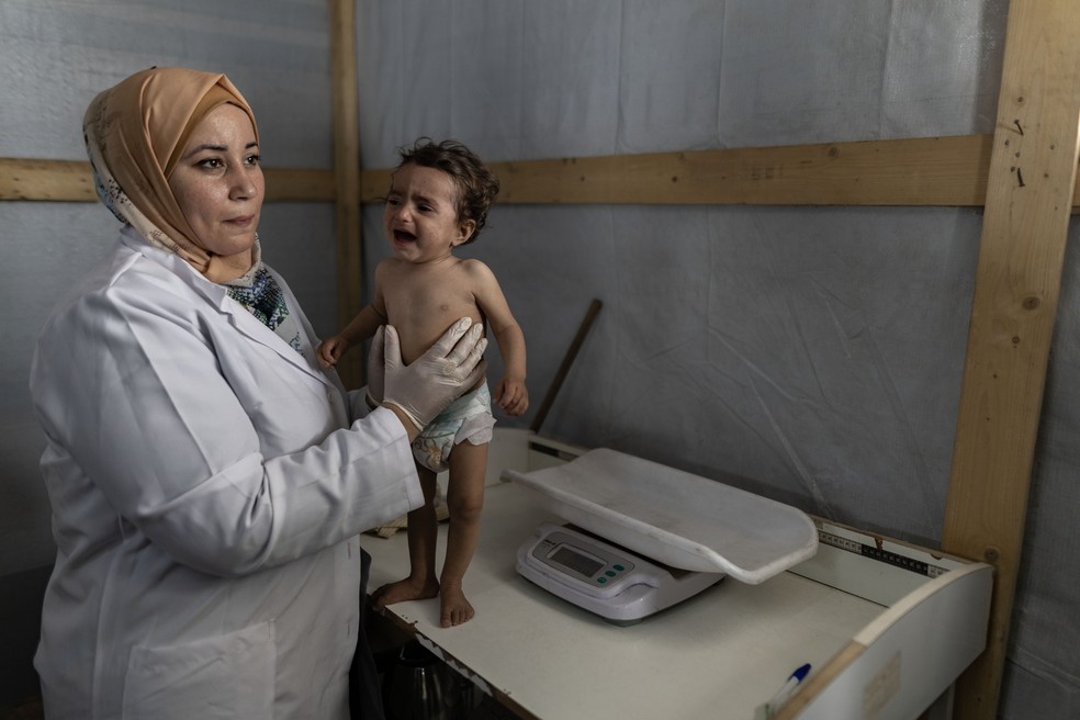 Nujoud Salman, menina de um ano diagnosticada com desnutrição grave no Hospital Kamal Adwan, em Jabalia, na Faixa de Gaza — Foto: Saher Alghorra/The New York Times
