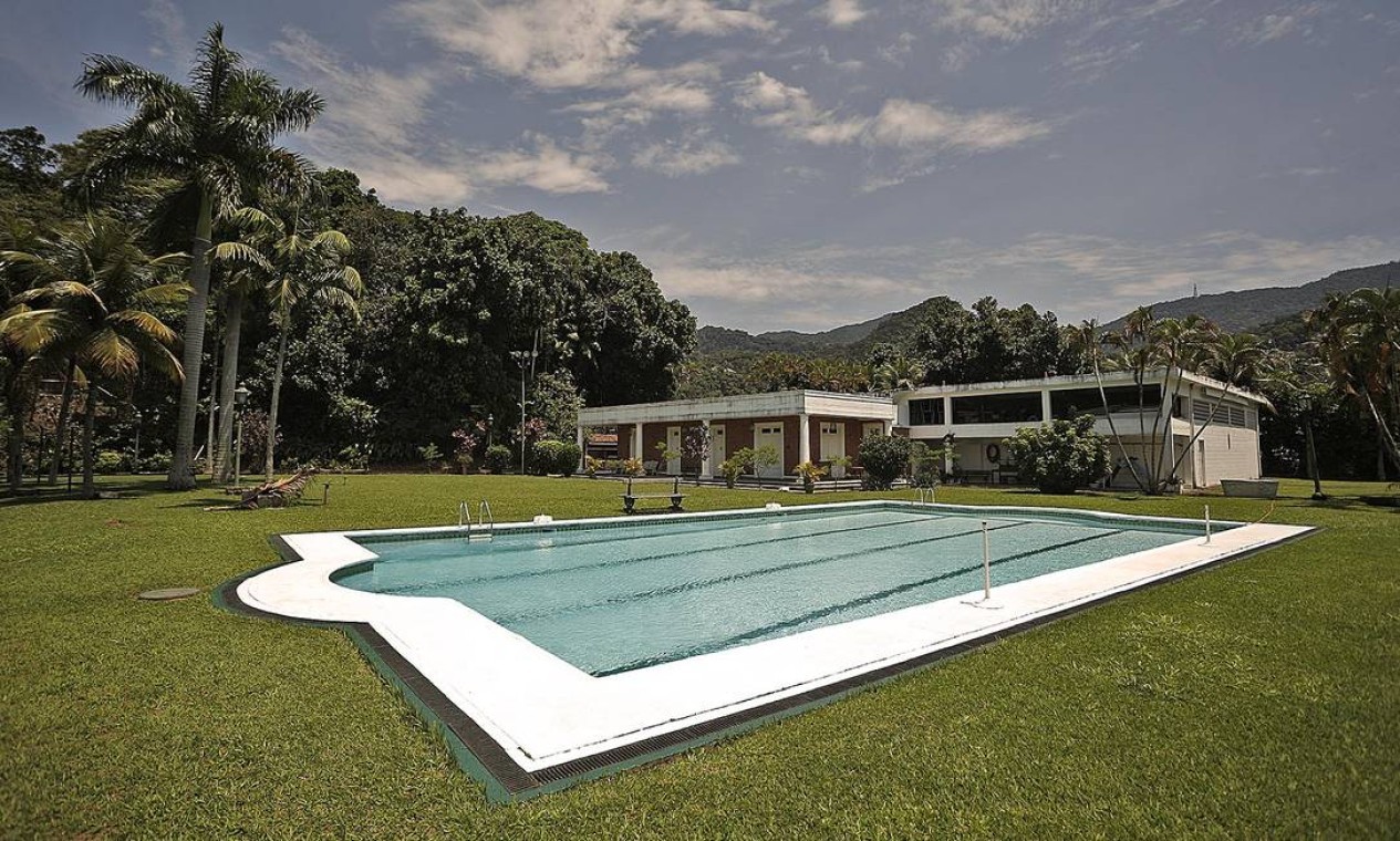 Área da piscina conta também com sauna seca, dois banheiros e vestiários separados, copa de apoio e churrasqueira — Foto: Divulgação