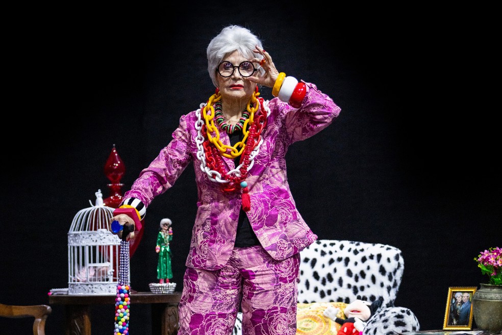 Rosamaria Murtinho caracterizada como a estilista Iris Apfel para a peça "Uma vida em cores" — Foto: Guito Moreto/Agência O Globo