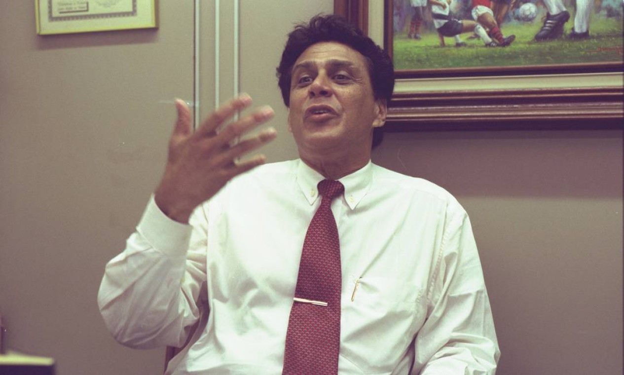 Roberto Dinamite em seu gabinete na Alerj em 1998 — Foto: Cezar Loureiro / Agência O Globo