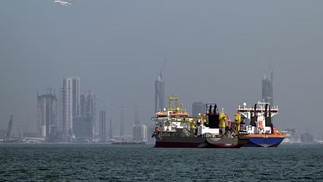 Navios na costa de Dubai em meio à crise no Estreito de Ormuz — Foto: AFP