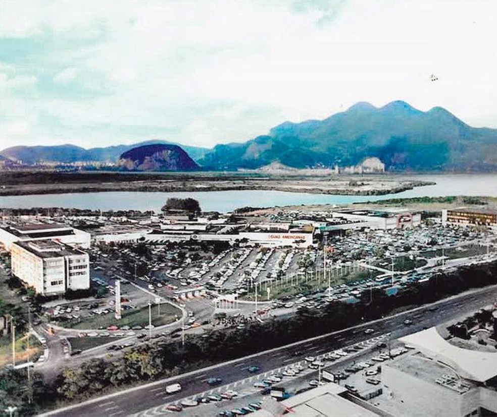 Antes: O BarraShopping foi inaugurado em 26 de outubro de 1981, pela Multiplan, e desempenhou um papel crucial no desenvolvimento da Barra da Tijuca, e da Zona Oeste do Rio, que naquela época ainda tinha muitos espaços e terrenos vazios, como mostra a imagem à esquerda — Foto: Divulgação