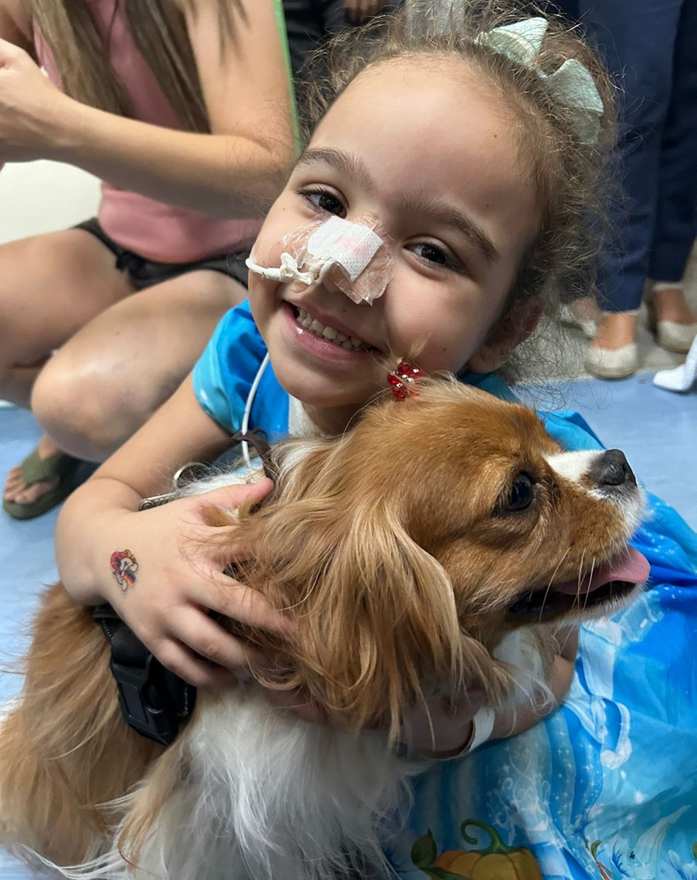 Nutella. Criança abraça a cadela de Flávia Moraes, moradora de Niterói — Foto: Divulgação/Pêlo Próximo