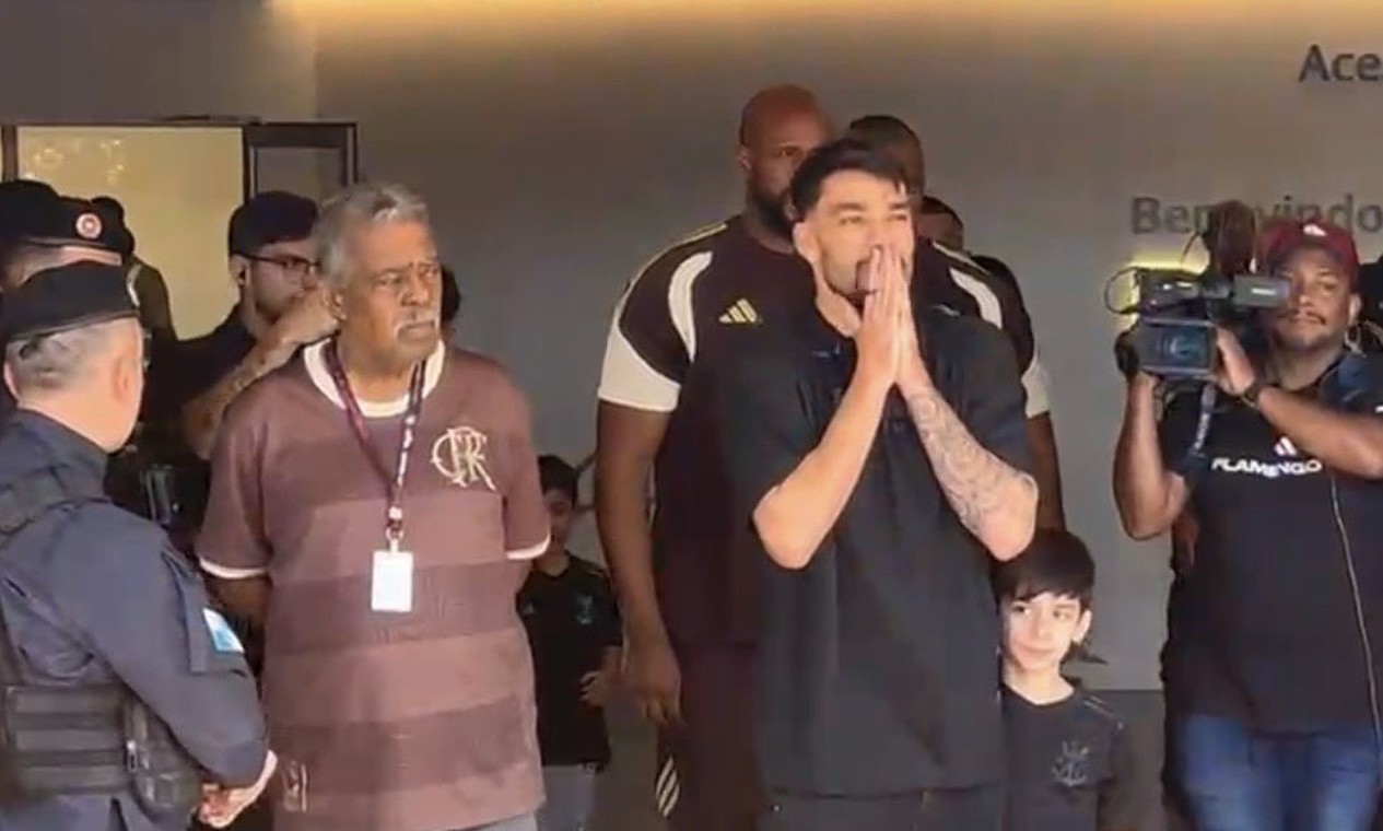 Lucas Paquetá é aprovado em exames médicos e assina contrato com o Flamengo