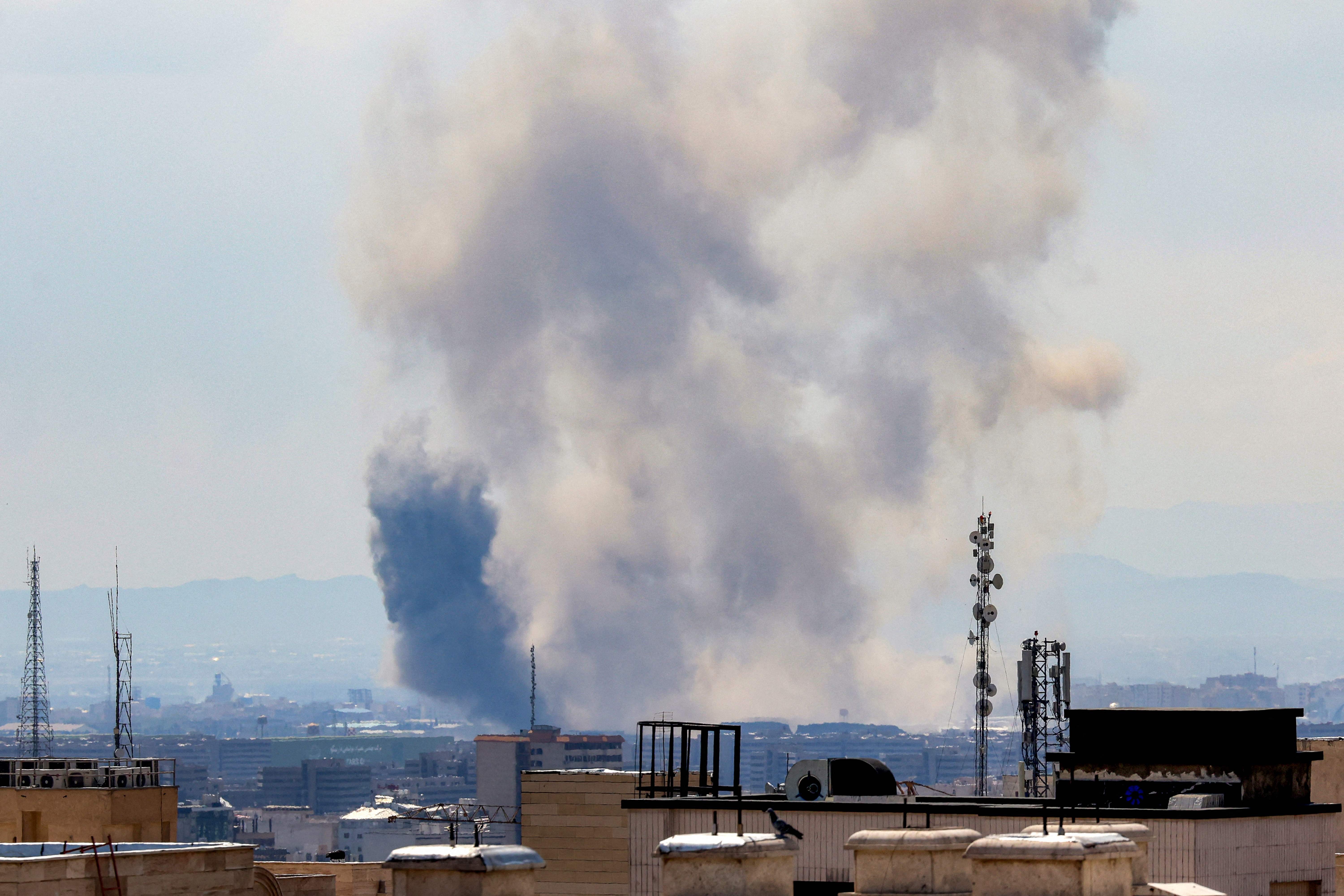 Ir&atilde; denuncia ataques contra a Ilha Kharg, polo estrat&eacute;gico do setor petrol&iacute;fero, horas antes de fim do ultimato de Trump