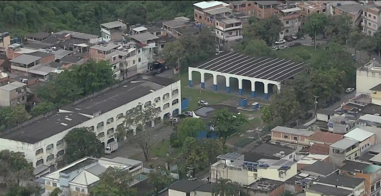 Criminosos se escondem em escola após troca de tiros com a Polícia Militar na Zona Sudoeste do Rio