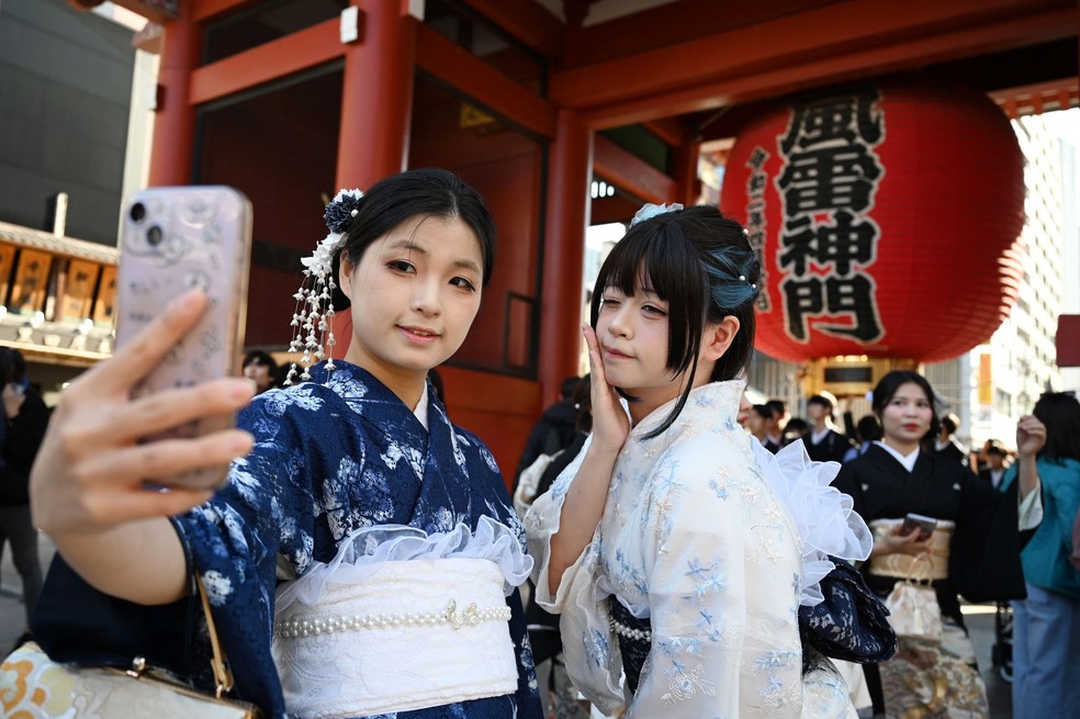 Turistas chinesas tiram votos com kimonos no templo de Sensoji, em Tóquio — Foto: GREG BAKER / AFP