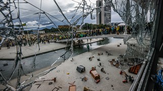Vidraça do Palácio do Planalto quebrada após invasão de bolsonaristas — Foto: Gabriela Biló /Folhapress