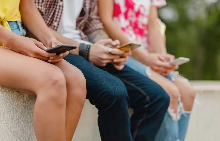 Grécia proíbe menores de 15 anos de utilizar redes sociais