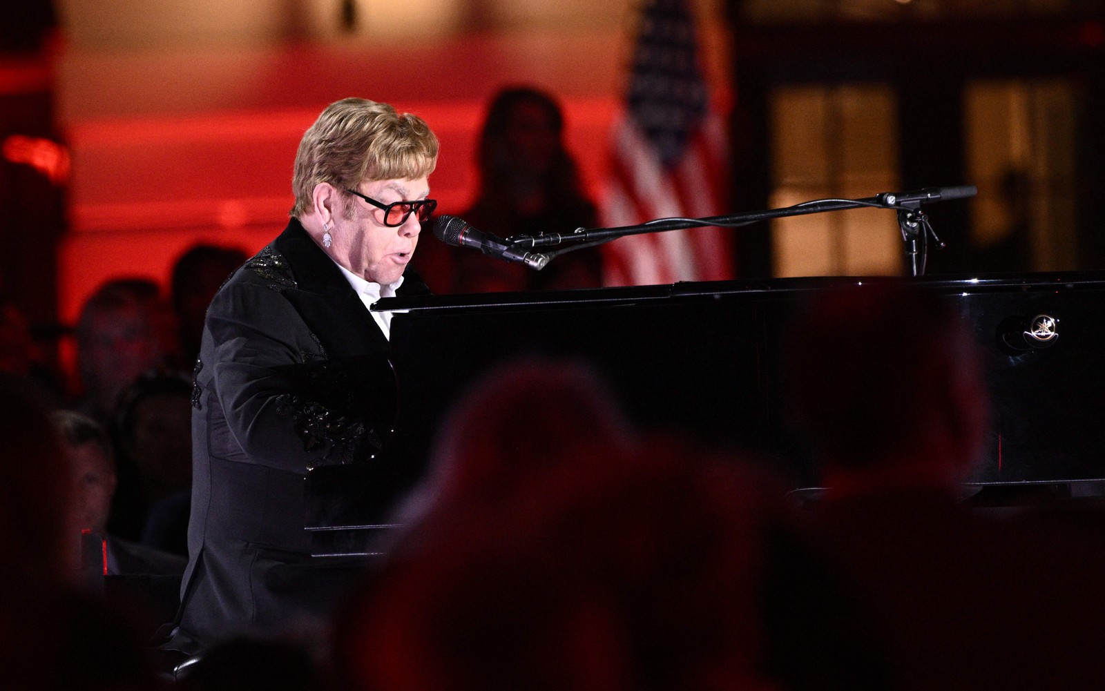 Antes da premiação, Elton John cantou alguns dos maiores sucessos de sua carreira — Foto: Brendan Smialowski / AFP 