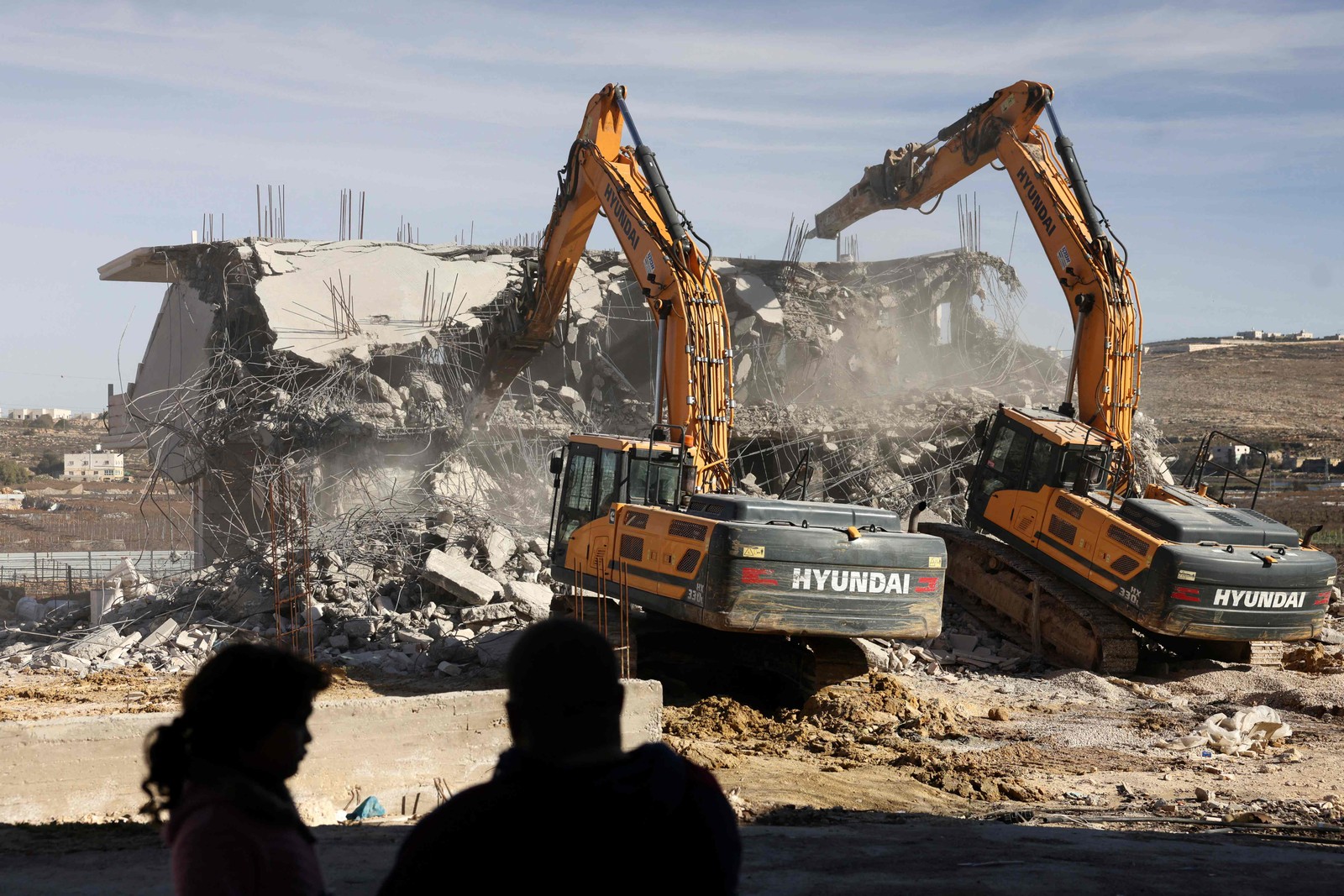 Escavadeiras israelenses demolem uma casa palestina em construção sem permissão das autoridades israelenses, na cidade ocupada de Hebron, na Cisjordânia — Foto: HAZEM BADER / AFP