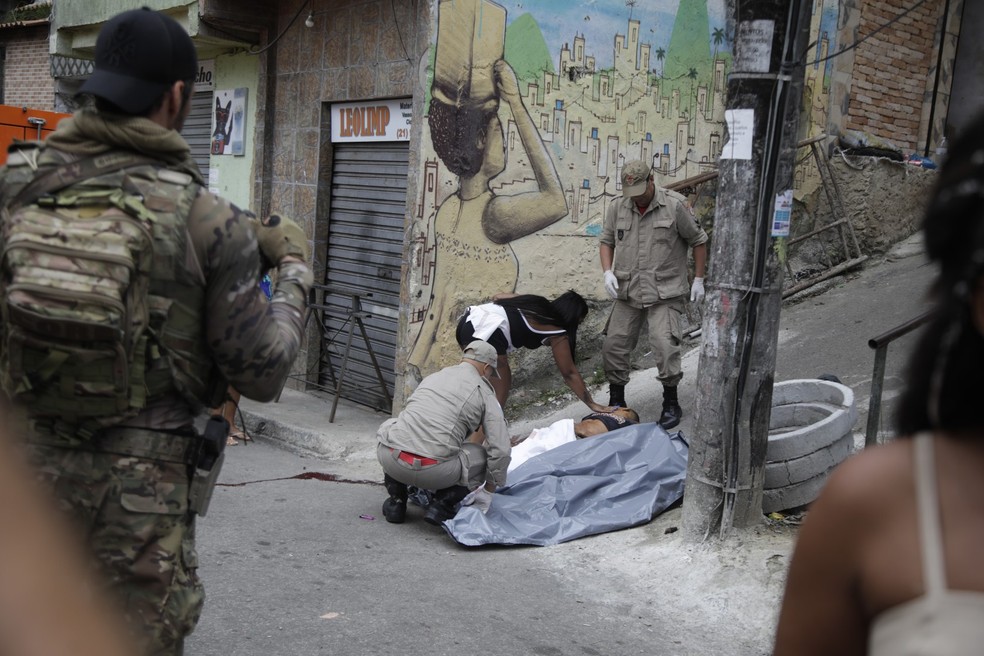 Um dos mortos durante operação da Polícia Civil na Ladeira dos Tabajaras — Foto: Fabiano Rocha / Agência O Globo