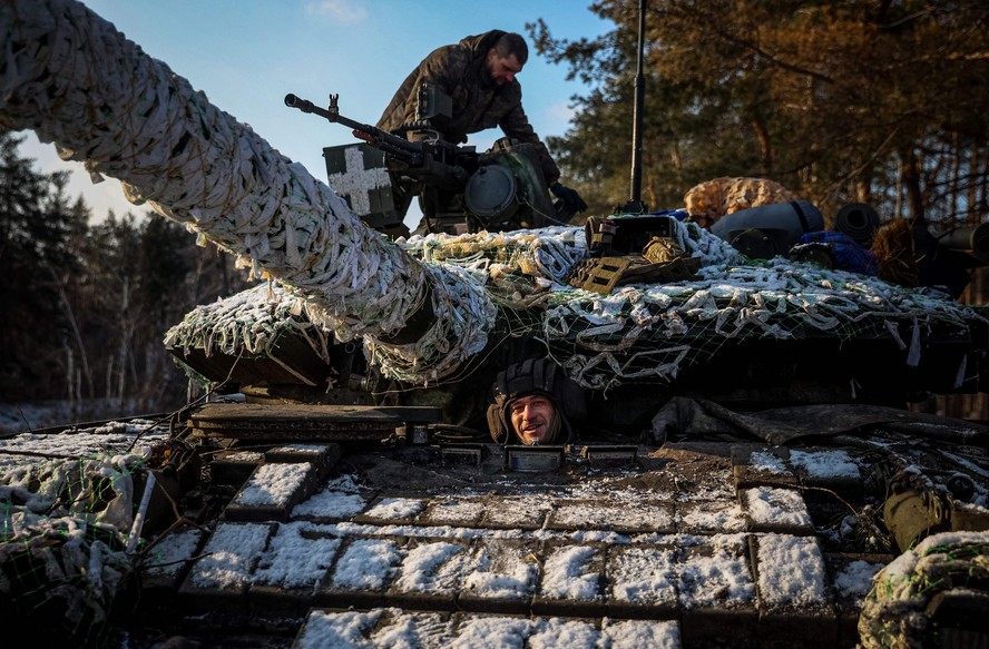 Soldados ucranianos reparam tanque para operação na região de Donetsk, em meio à invasão pela Rússia