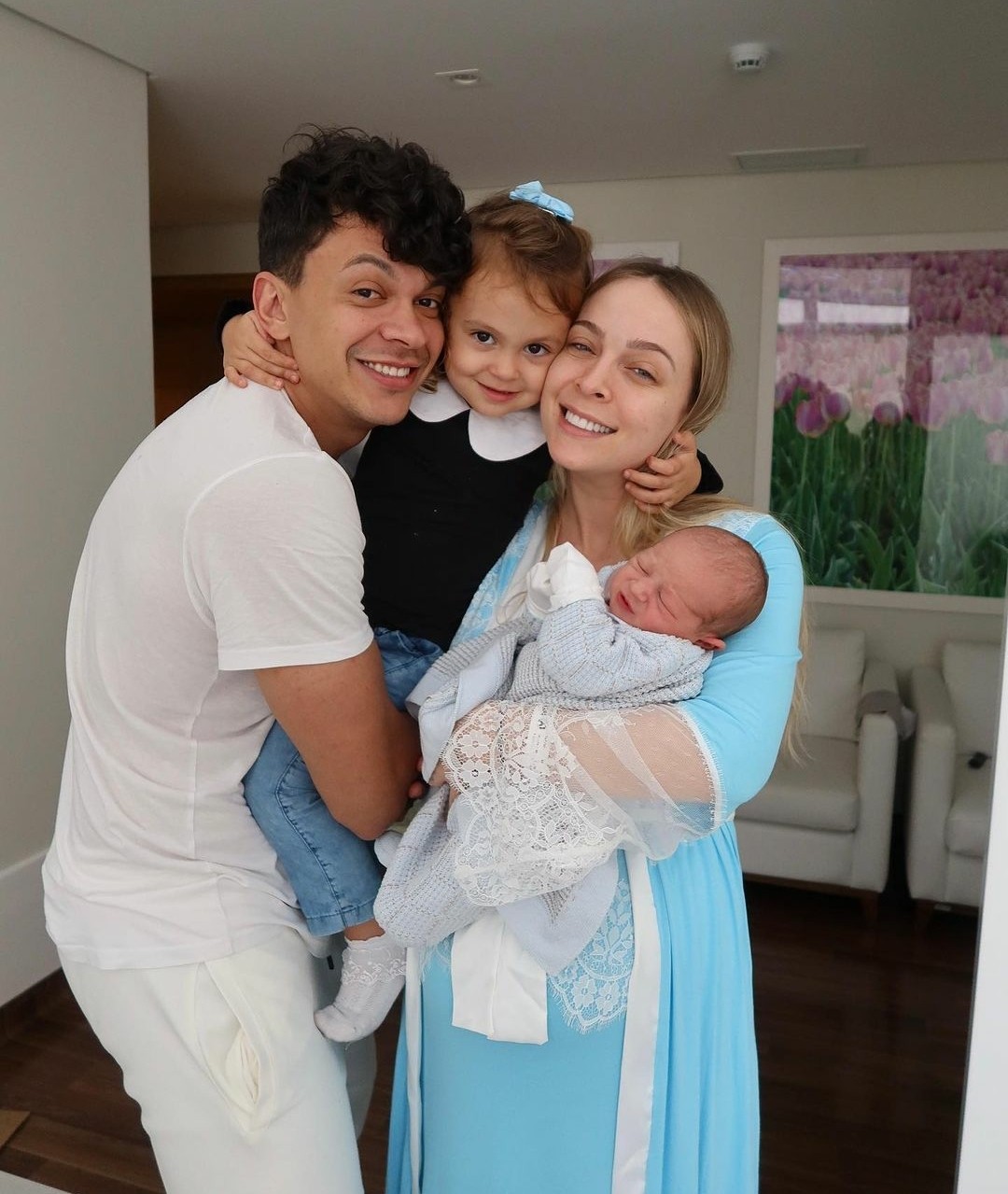 Tata Estaniecki ao lado do marido, Cocielo, e dos filhos Beatriz e Caio — Foto: Reprodução/ Instagram