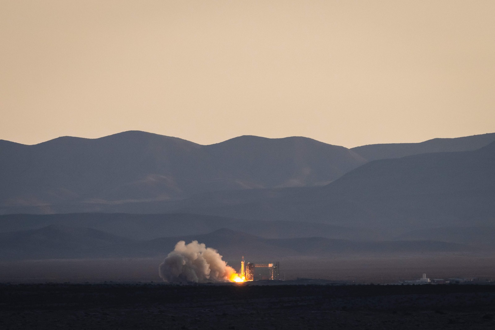 O foguete transporta Aisha Bowe, Amanda Nguyn, Kerianne Flynn, Gayle King, Katy Perry e Lauren Sánchez — Foto: Justin Hamel / Getty Images via AFP