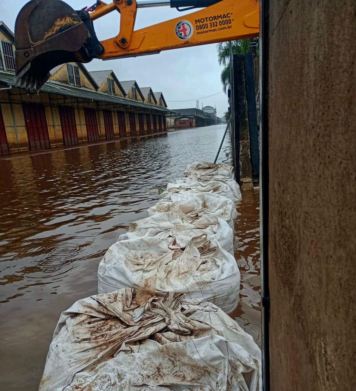 Prefeitura fecha comportas após chuvas voltarem a inundar Porto Alegre