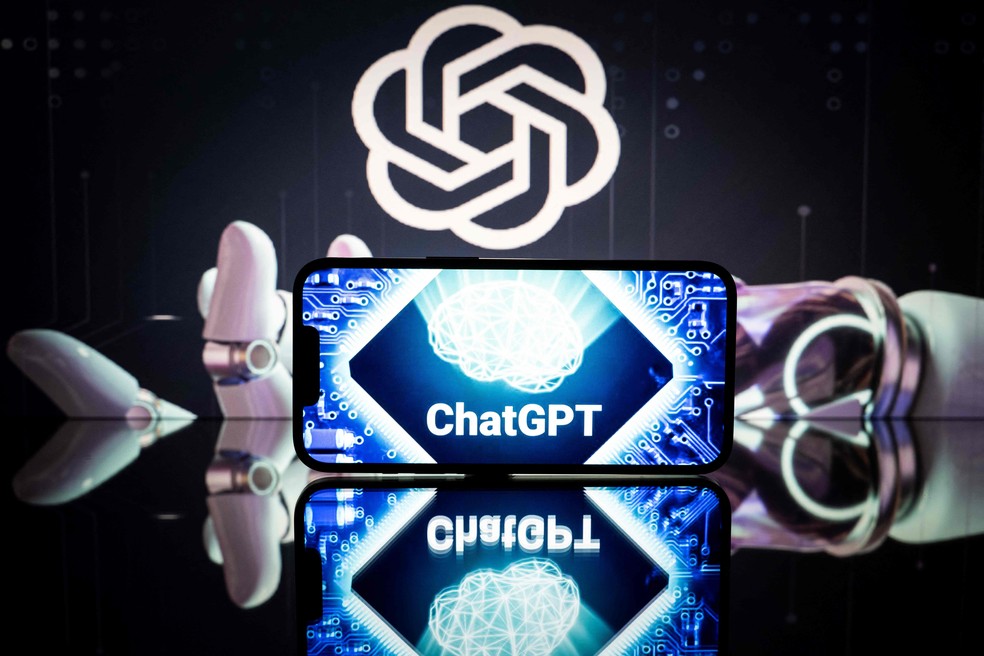 Logotipo do ChatGPT em evento de tecnologia na França, em 2023 — Foto: Lionel BONAVENTURE/AFP
