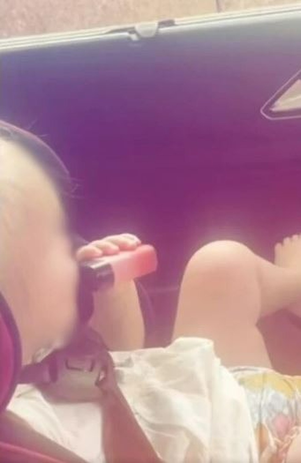 Bebê fuma cigarro eletrônico — Foto: Reprodução