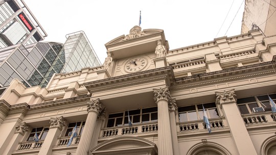 BC argentino eleva taxa de juros para 81% ao ano, enquanto inflação dispara