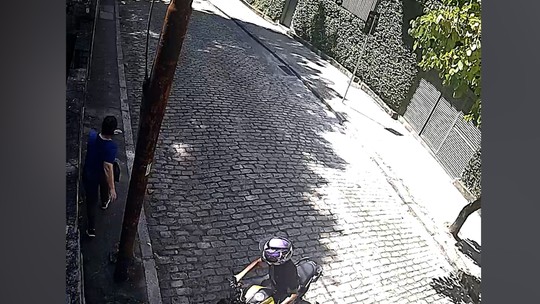 Homens em duas motos tentam assaltar uma mulher em rua vizinha ao Palácio Guanabara; veja vídeo