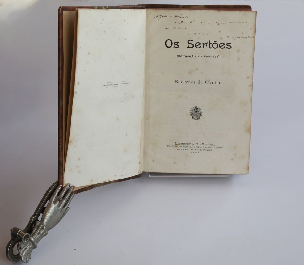 Rômulo Pinheiro possui exemplar da 1ª edição de “Os Sertões”, com um autógrafo de Euclides da Cunha — Foto: Edilson Dantas