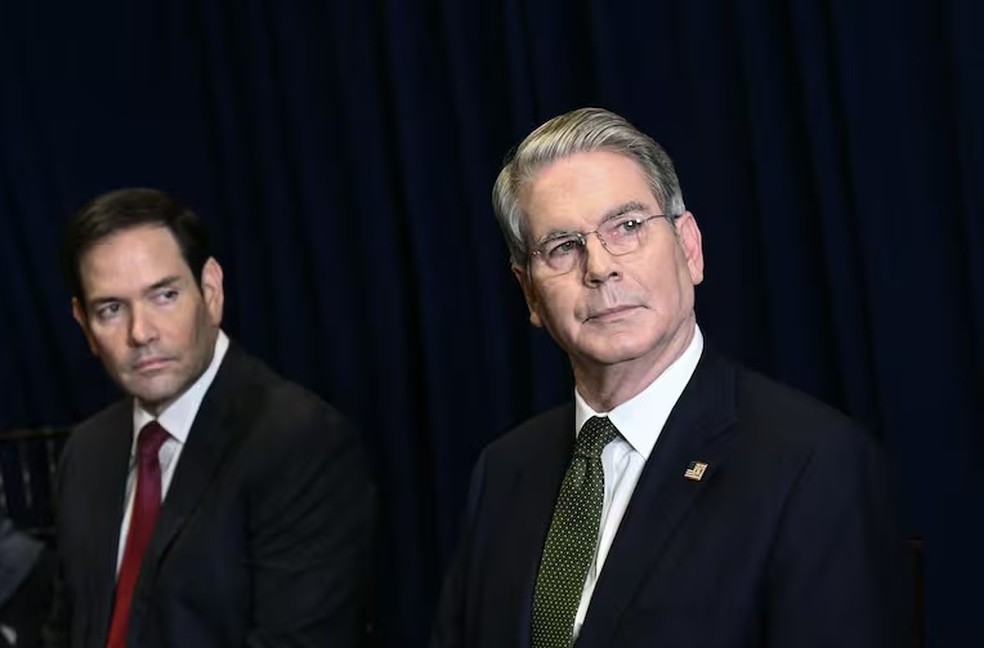 O secretário de Estado dos EUA, Marco Rubio, e secretário do Tesouro, Scott Bessent, durante reunião com a delegação argentina em Nova York — Foto: Brendan Smialowski/AFP