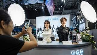 Dois protótipos de robôs da UBTech: riqueza de detalhes nas feições humanas e maquiagem - Foto: Qilai Shen/Bloomberg