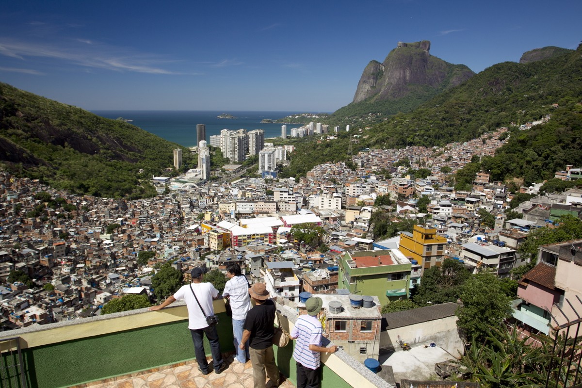 Livro incentiva visita a favelas com guias locais