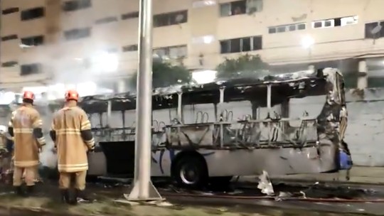 Ônibus é incendiado na Avenida Brasil, em Guadalupe, Zona Norte do Rio