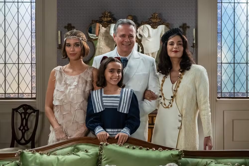 Família Almeida Borges: Virgínia (Theresa Fonseca), o banqueiro Diógenes (Danton Mello), Marta (Emanuelle Araújo) e Aurelinda (Antonella Benvenuti) — Foto: TV Globo/ Estevam Avellar