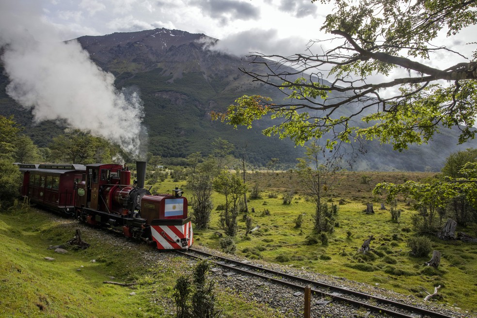 O Trem do Fim do Mundo percorre os trilhos no Parque Nacional da Terra do Fogo, em Ushuaia, no extremo sul da Argentina — Foto: Victor Moriyama/The New York Times