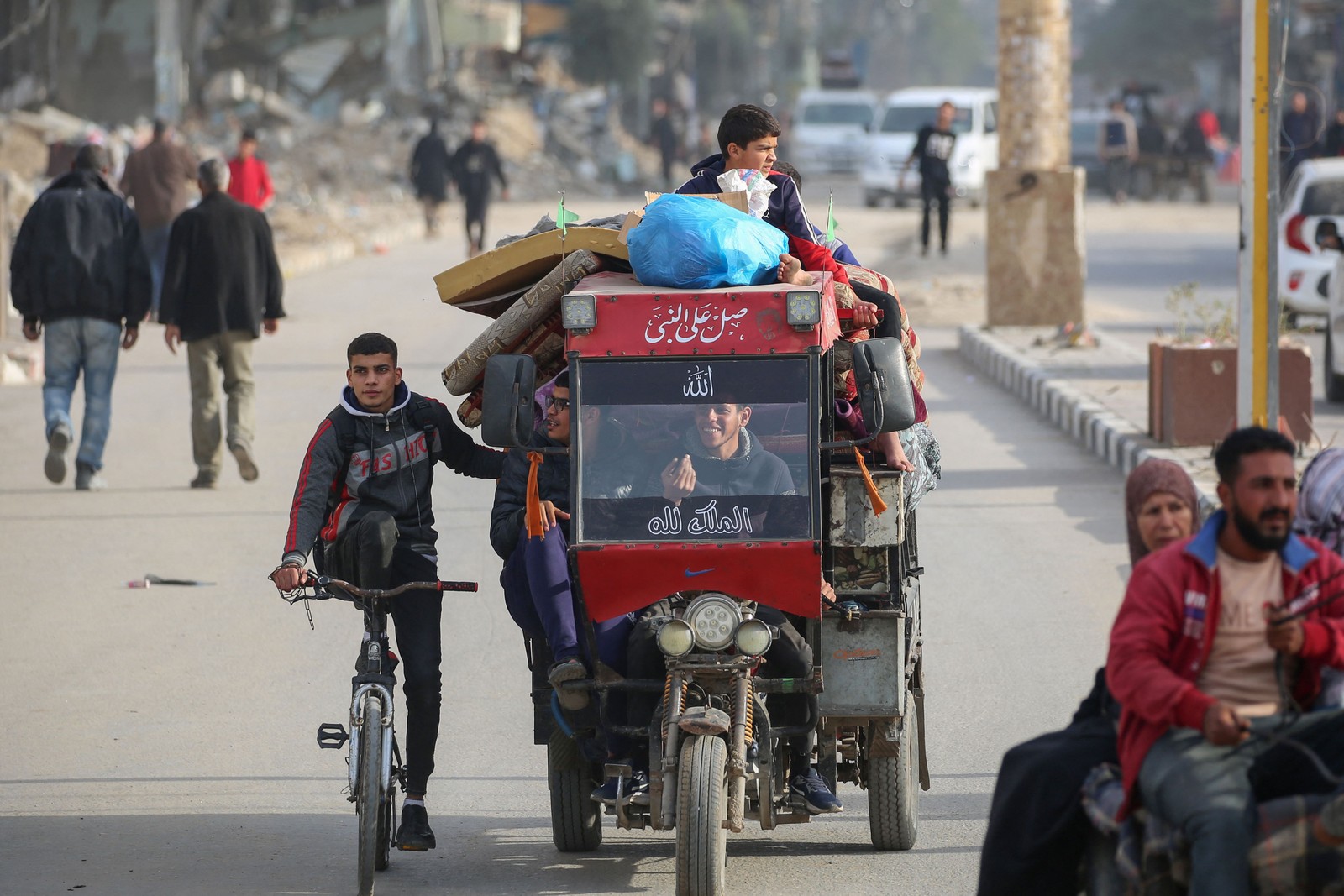 Palestinos fogem do campo de refugiados de Al-Maghazi, no centro de Gaza, após ordens de evacuação israelenses — Foto: Eyad BABA / AFP