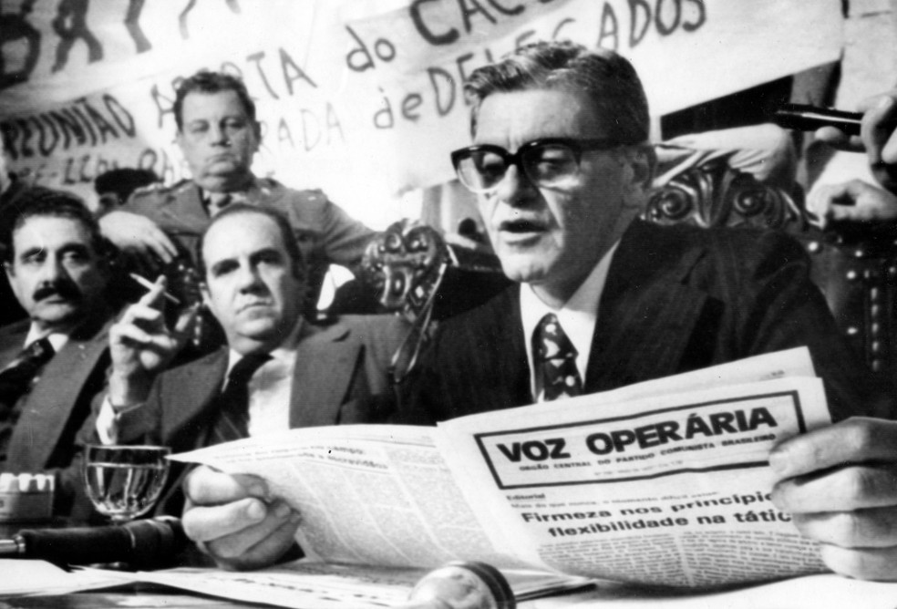 O coronel Erasmo Dias com material "subversivo" apreendido na PUC: jornal "Voz Operária" — Foto: Silvio Correa/Agência O GLOBO