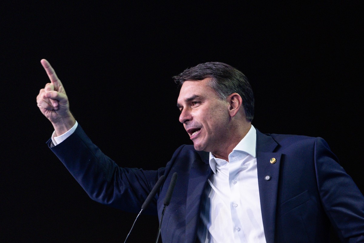 Com foco em segurança na campanha, Flávio Bolsonaro se distancia do tema no  mandato e vai a uma reunião da comissão em 2026
