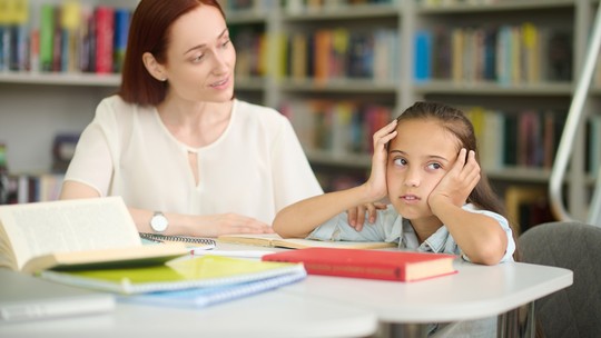 Crianças aprendem mesmo quando não estão prestando atenção, adultos precisam focar, mostra novo estudo