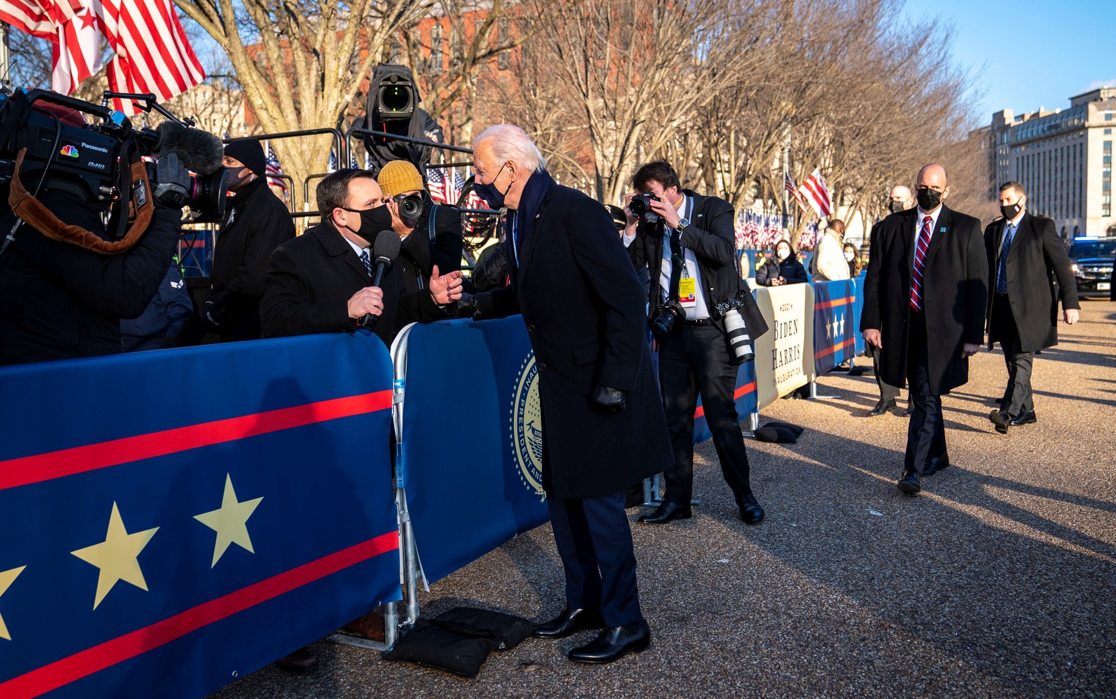 O presidente Joe Biden conversa com o repórter da NBC Mike Memoli enquanto ele caminha pela Pennsylvania Avenue em frente à Casa Branca durante as celebrações inaugurais em WashingtonREUTERS