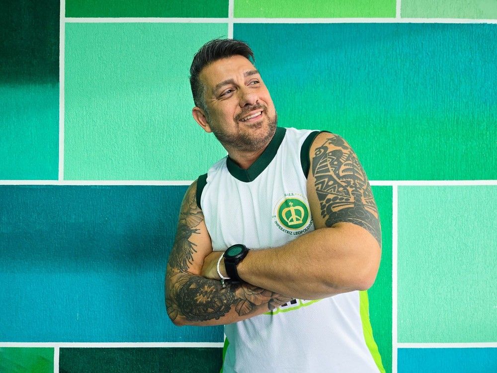 Torcida da Imperatriz chega aos poucos na quadra da Rainha de Ramos ...