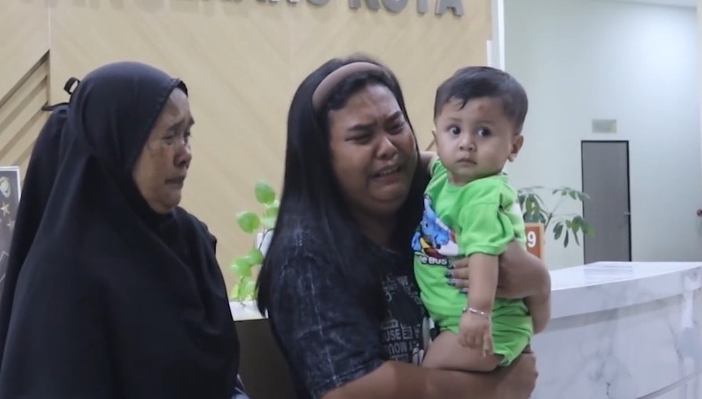 Mãe de criança vendida pelo próprio pai chora ao reencontrar o filho na Indonésia — Foto: Divulgação/Polrestro Tangerang Kota