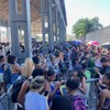 Fãs de Bruno Mars se aglomeram na porta do Engenhão para comprar ingressos para o show - Fábio Rossi/Agência O Globo