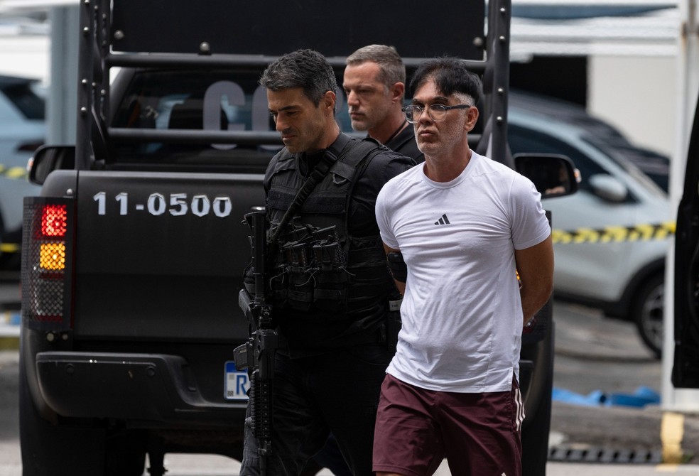 Adilsinho chegando na PF — Foto: Márcia Foletto / Agência O Globo