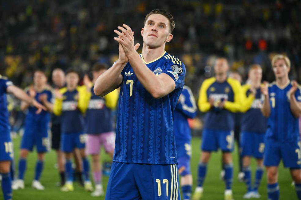 Viktor Gyokeres fez hat-trick pela Suécia contra a Ucrânia — Foto: JOSE JORDAN / AFP