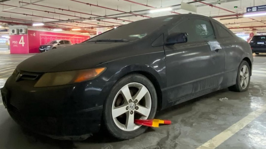 Mistério: Civic raro intriga passageiros no Galeão após anos abandonado em estacionamento