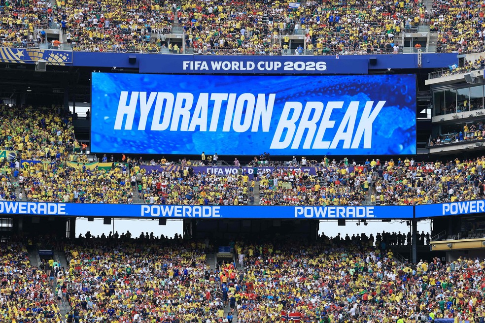 Pausa para hidratação — Foto: Elsa/Getty Images/AFP