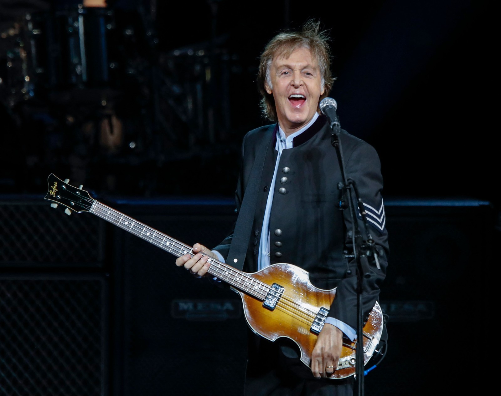 O músico britânico Paul McCartney se apresenta durante um concerto como parte de sua turnê, em 2017. — Foto: Kamil Krzaczynski / AFP