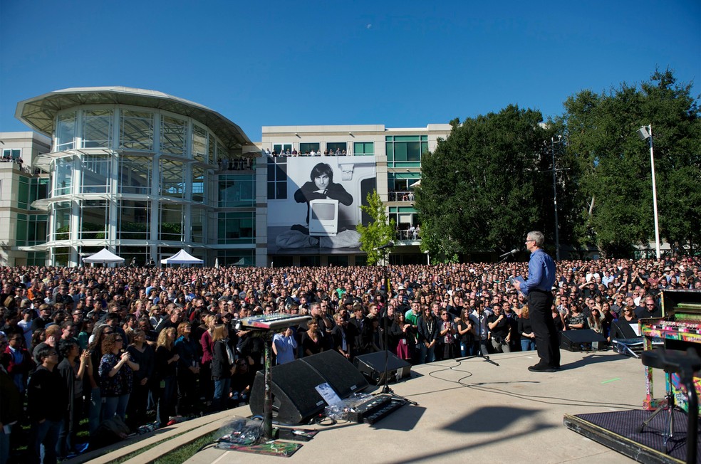 Tim Cook, dias após assumir o comando da Apple, em evento que homenageou Steve Jobs — Foto: Apple/Divulgação