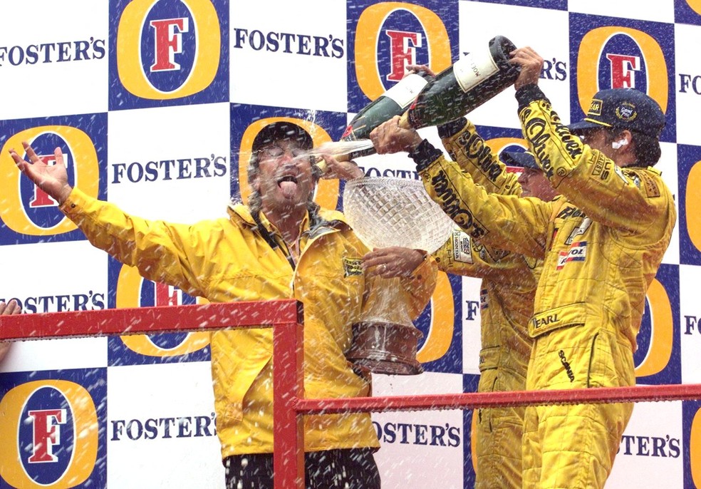Eddie Jordan celebra vitória de Damon Hill e Ralf Schumacher em GP em 1998 — Foto: ERIC CABANIS / AFP