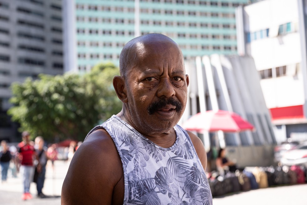 'Quem é o governador do Rio?': auxiliar de serviços gerais Marcos Antonio Florencio responde — Foto: Júlia Aguiar