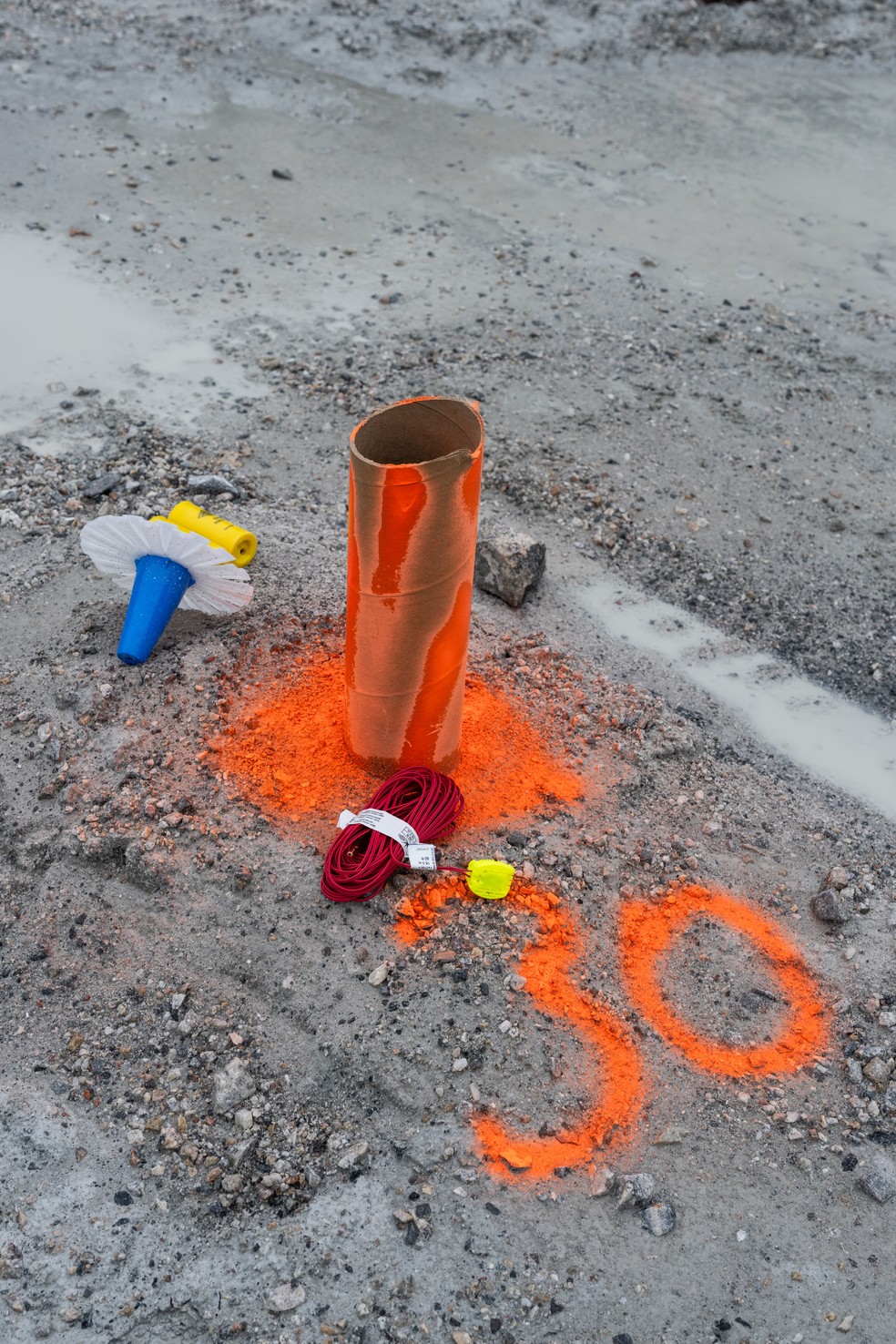 O topo de um buraco de 15 metros de profundidade que será preenchido com material explosivo para detonação na rocha abaixo, em uma pedreira na Virgínia — Foto: Eric Lee/The New York Times