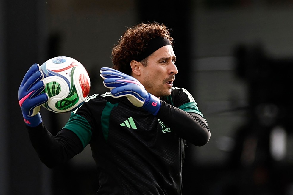 Guillermo Ochoa busca o seu quinto mata-mata em sua sexta Copa do Mundo — Foto: Ulises Ruiz/AFP