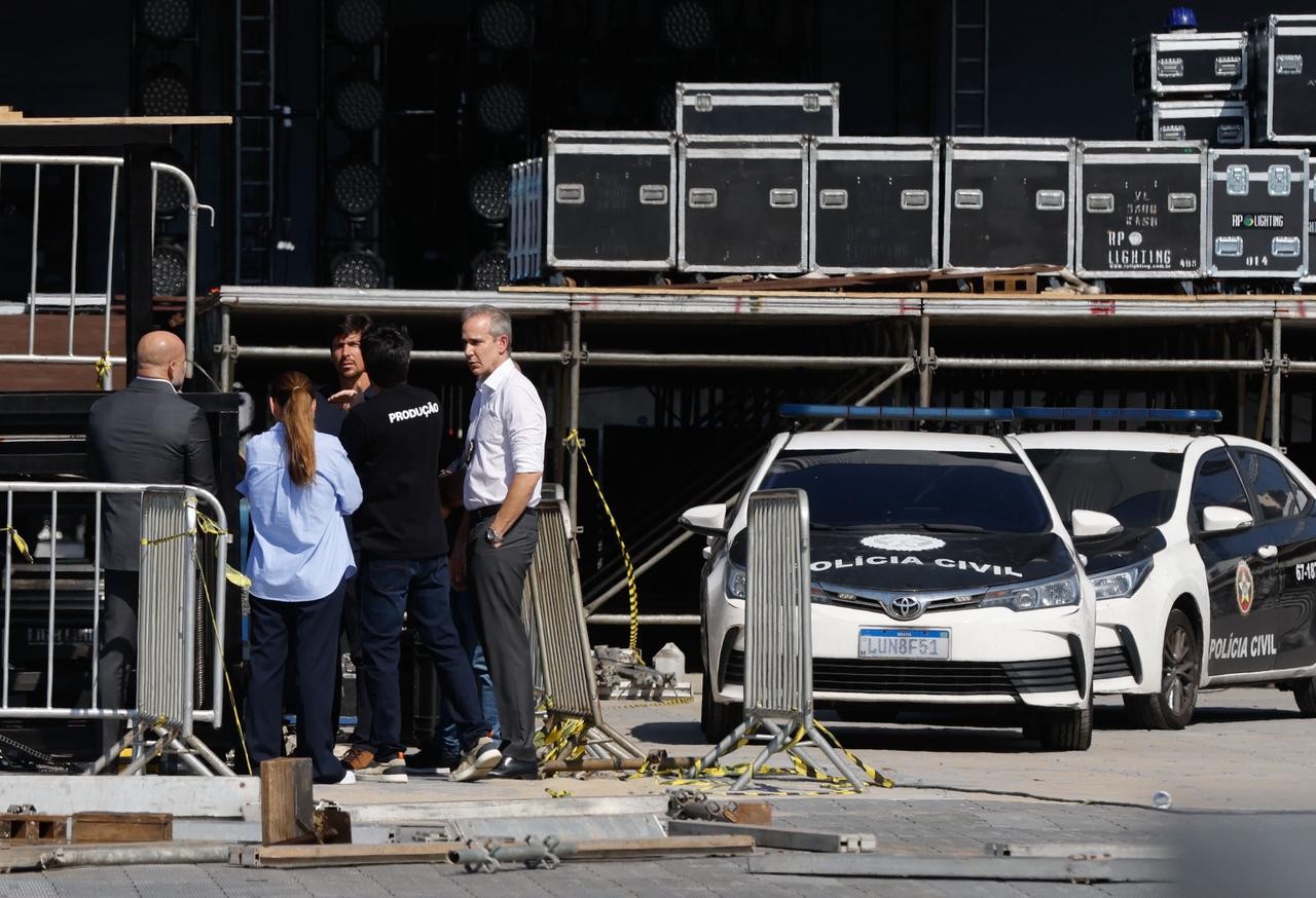 Após morte de operário durante montagem de palco para show de Shakira, em Copacabana, Polícia Civil realiza perícia